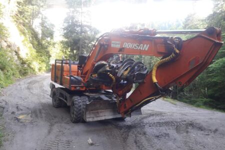 DOOSAN DX210W mit WOODY60