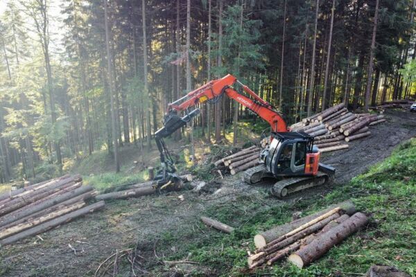 Kettenbagger Hitachi ZX 135 mit Kesla 25RH