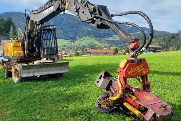 Radbagger VOLVO EW 180 C mit WOODY WH6 und Zopfsäge