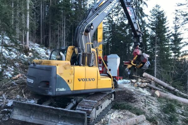 VOLVO EC140BLC mit WOODY WH52